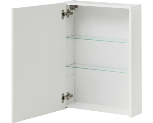 Biela zrkadlová skrinka s otvorenými dvierkami a dvoma sklenenými policami