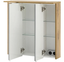 Otvorená zrkadlová skrinka so sklenenými policami