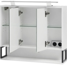 Otvorená biela zrkadlová skrinka s tromi dvierkami, sklenenými policami a zásuvkami