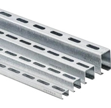 Niekoľko kovových C-profilov s pozdĺžnymi otvormi pre interiérové úpravy