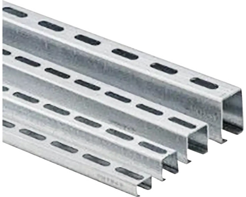Niekoľko kovových C-profilov s pozdĺžnymi otvormi pre interiérové úpravy