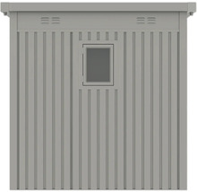 Pohľad na stenu záhradného domčeka s oknom a vetracími otvormi