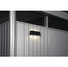 Vonkajšie nástenné svietidlo na kovovej stene