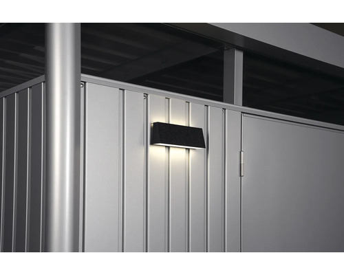 Vonkajšie nástenné svietidlo na kovovej stene