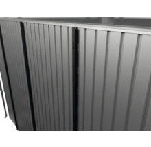 Detailný pohľad na kovový plot s vertikálnymi lamelami.