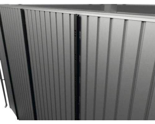 Detailný pohľad na kovový plot s vertikálnymi lamelami.