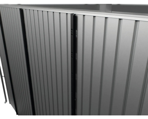 Detailný záber hliníkového plota na ochranu súkromia s vertikálnymi lamelami.