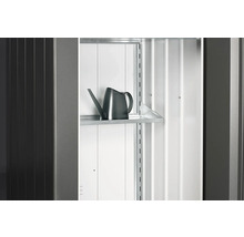 Vnútro záhradnej skrine s policou a krhlou