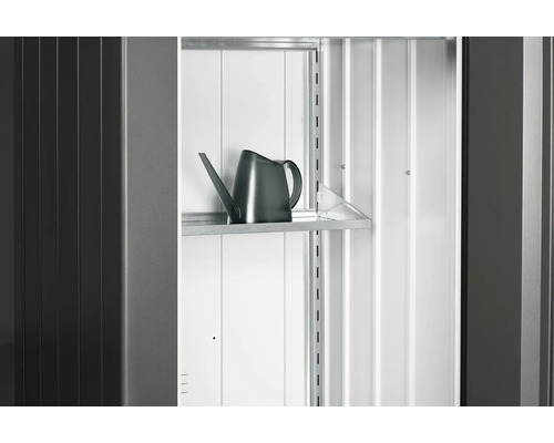 Vnútro záhradnej skrine s policou a krhlou