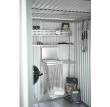 Úložný systém v záhradnom domčeku s regálmi a grilovacím príslušenstvom