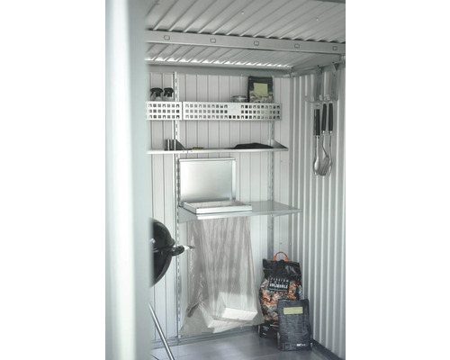 Úložný systém v záhradnom domčeku s regálmi a grilovacím príslušenstvom