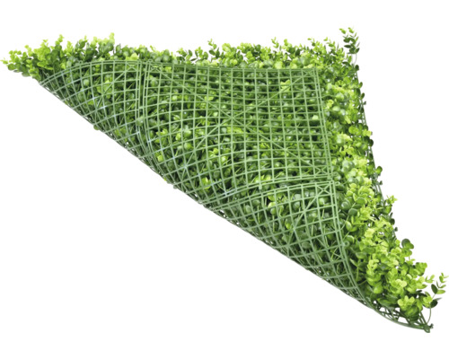 Umelý trávnik so zelenými listami