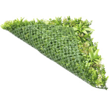 Umelá rastlinná rohož s rôznymi zelenými rastlinami