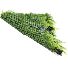 Stena z umelých rastlín s rôznymi druhmi zelene a mriežkovou štruktúrou