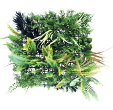 Umelá rastlinná stena s rôznymi odtieňmi zelenej a textúrami listov.