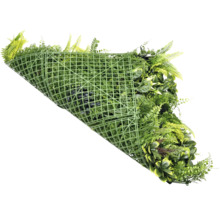 Umelá rastlinná stena s rôznymi zelenými rastlinami a plastovou mriežkou