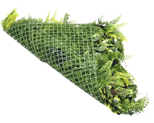 Umelá rastlinná stena s rôznymi zelenými rastlinami a plastovou mriežkou