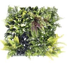 Umelá rastlinná stena s rôznymi zelenými rastlinami