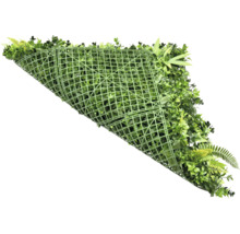 Umelý živý plot s rôznymi zelenými listami na plastovej mriežke