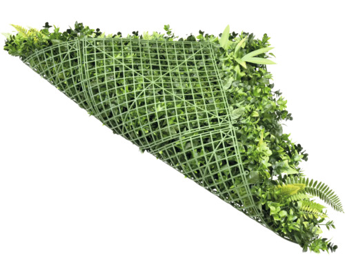 Umelý živý plot s rôznymi zelenými listami na plastovej mriežke