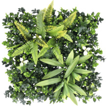 Umelá zelená stena s papradím a listami na dekoráciu