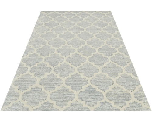 Koberec s opakujúcim sa ornamentálnym vzorom