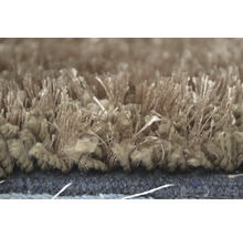 Detail béžového koberca s vysokým vlasom