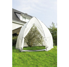 Záhradný stan na ochranu rastlín v záhrade.