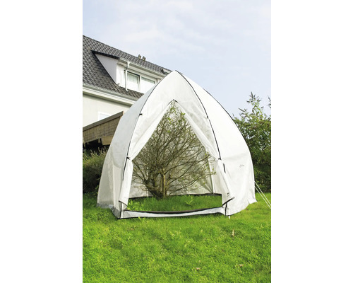 Záhradný stan na ochranu rastlín v záhrade.