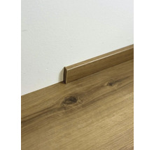 Drevená podlaha s zodpovedajúcou podlahovou lištou pri stene