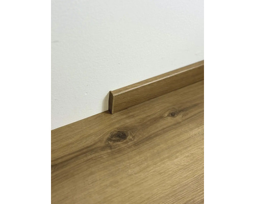 Drevená podlaha s zodpovedajúcou podlahovou lištou pri stene