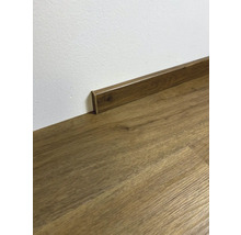 Drevená soklová lišta na laminátovej podlahe