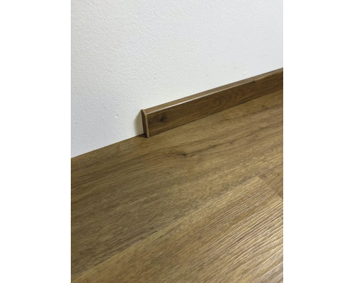 Drevená soklová lišta na laminátovej podlahe