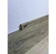 Drevená podlahová lišta na stene