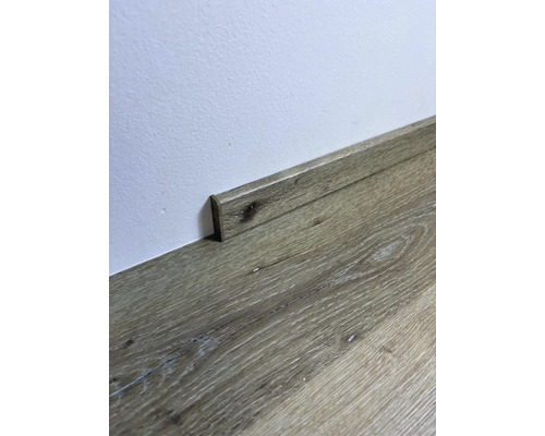 Drevená podlahová lišta na stene