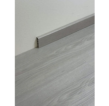 Podlahová lišta imitujúca drevo namontovaná na stene