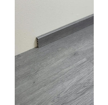 Plastová podlahová lišta namontovaná na stene