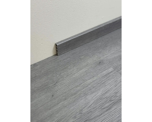 Plastová podlahová lišta namontovaná na stene