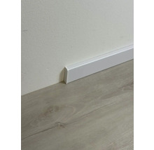 Biela podlahová lišta na stene nad podlahou