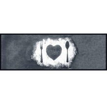 Obrázok vidličky, srdca a lyžice, nakreslené múkou