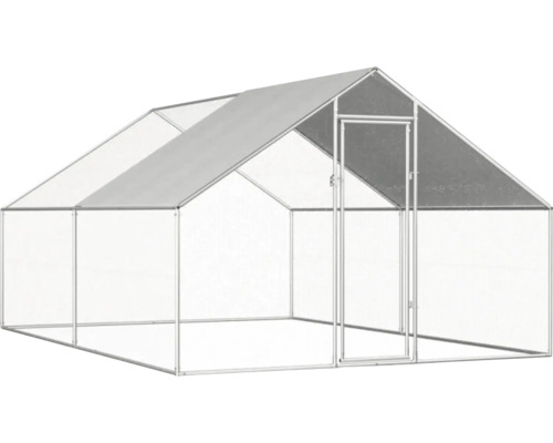 Prázdny kurín s dvierkami