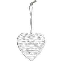 Ozdobný prívesok v tvare srdca s vlnitým vzorom a šnúrkou na zavesenie.