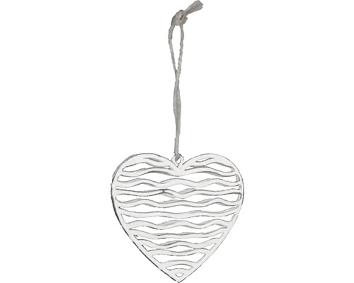 Ozdobný prívesok v tvare srdca s vlnitým vzorom a šnúrkou na zavesenie.
