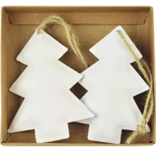 Dva biele prívesky v tvare vianočného stromčeka so šnúrkou v kartónovej krabici