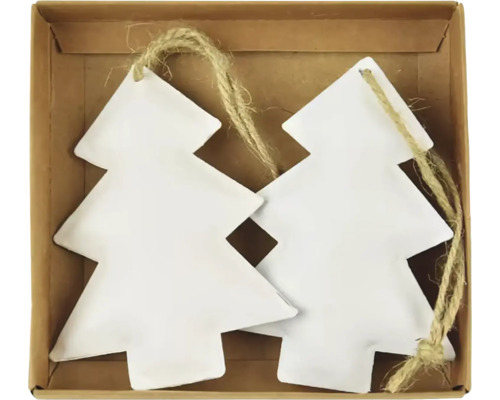 Dva biele prívesky v tvare vianočného stromčeka so šnúrkou v kartónovej krabici