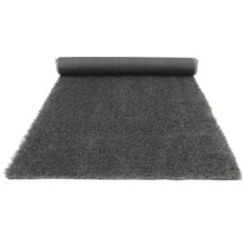 Čiastočne zrolovaný sivý umelý trávnik