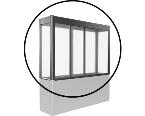 Balkónové zasklenie s hliníkovým rámom a niekoľkými priehľadnými sklenenými panelmi