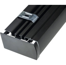 Čierna žalúzia s upevnením