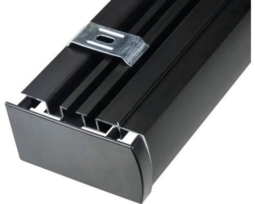 Čierna žalúzia s upevnením