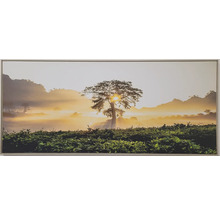 Zarámovaný nástenný obraz s motívom krajiny: strom pred horskou krajinou v hmle